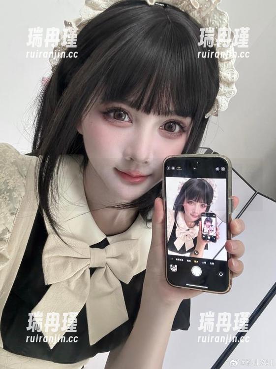 听说秋山AkI修女届的这波cos，美图姿态直接走心。