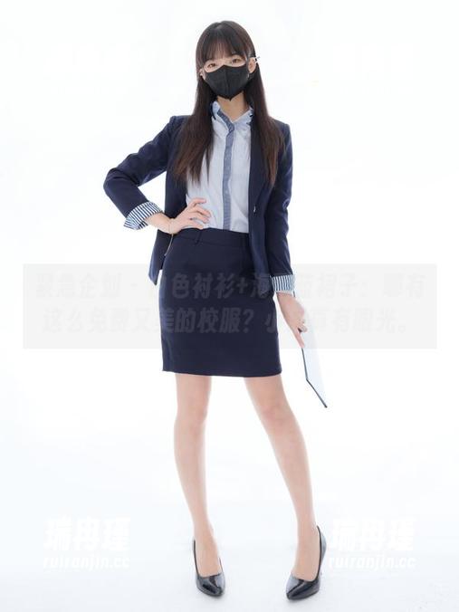 紧急企划 - 白色衬衫+海军蓝裙子：哪有这么免费又美的校服？小恩真有眼光。