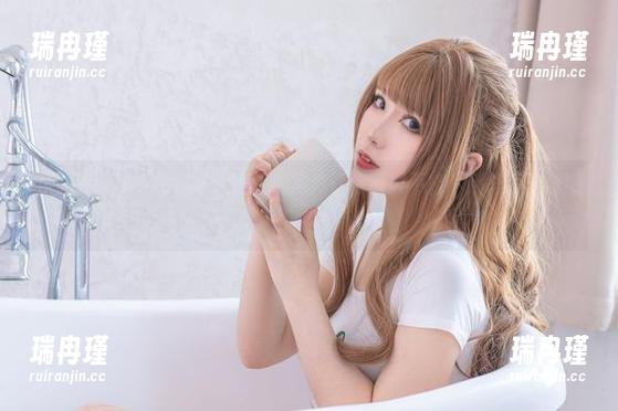 从头到脚职业装，羊大真人的写真让你欲罢不能，别忘了下载哦！