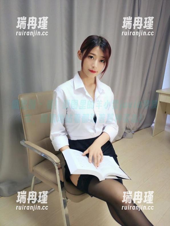 微密圈 - 看！原图里的羊小雪juvia穿皮衣，随意地站着都透着那种姿态！