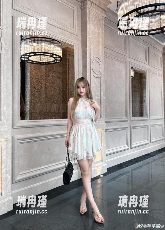 户外写真界的魔法：芊芊酱w与风的亲密合作