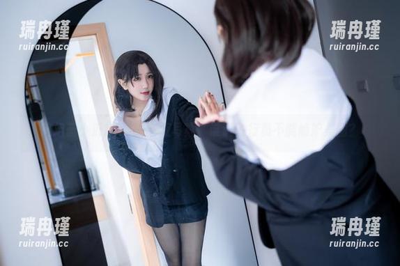 这组蓝小沂KiKi的空姐写真，谁说飞行员不能嫉妒美图？