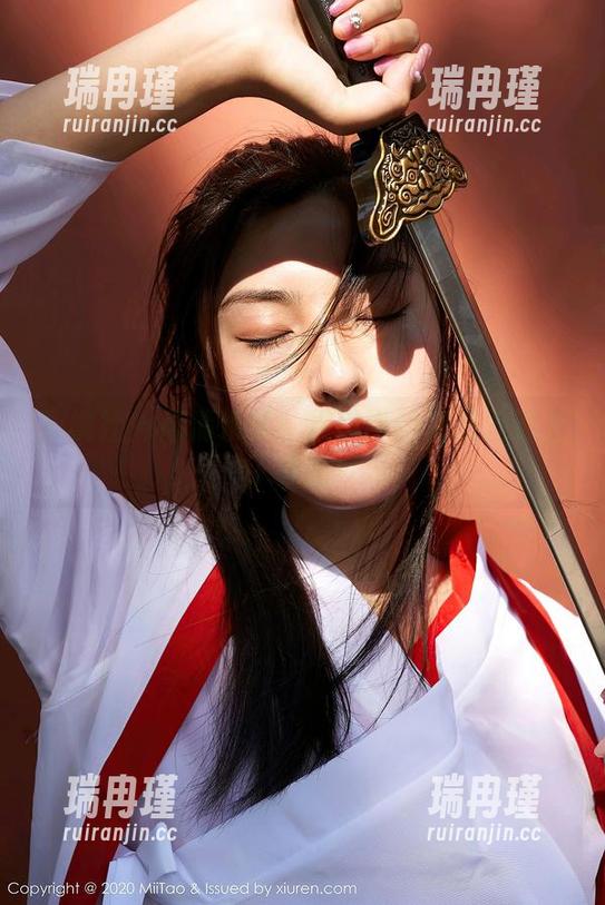 蜜桃社 - 高清琐事：当伊琳的裤里丝遇上了镜头！