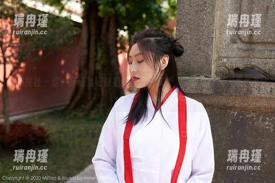 蜜桃社-杏子 蜜桃社 - 这一身蕾丝好像是在向杏子求爱,定制写真叫人忍俊不禁!