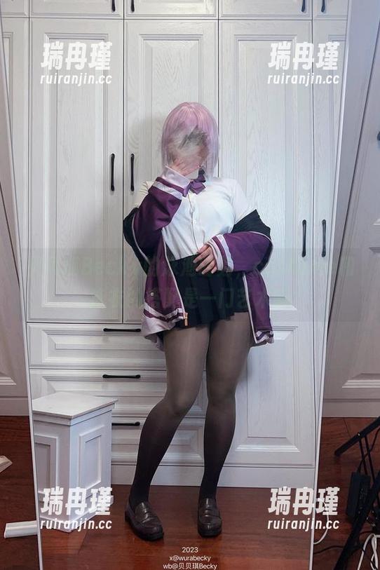 贝贝琪Becky的泳池时刻，costume和泳衣的搭配是一门艺术嘛