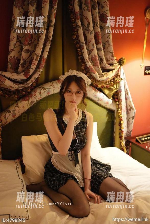 微密圈 - 新更新！轩子巨二兔的写真秀，白色马油袜——谁还没有一双呢？