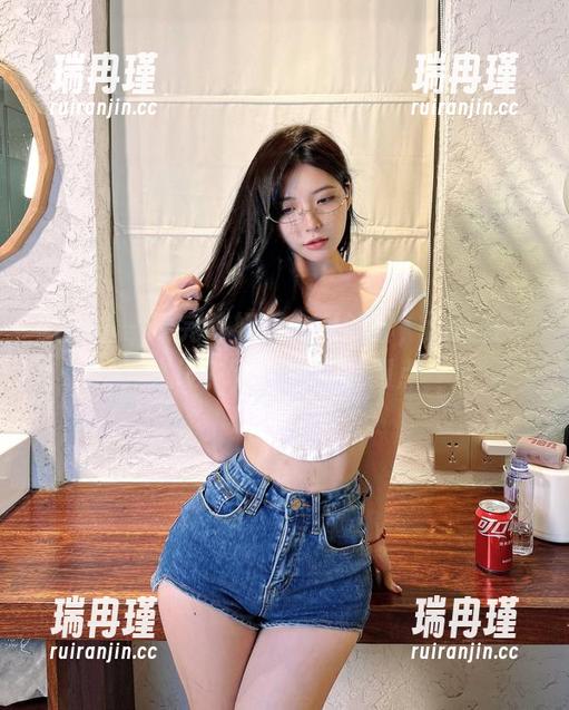 陈妮妮UNI 微密圈 - 看完陈妮妮UNI的脚,谁还在乎人设?资源直接戳到点