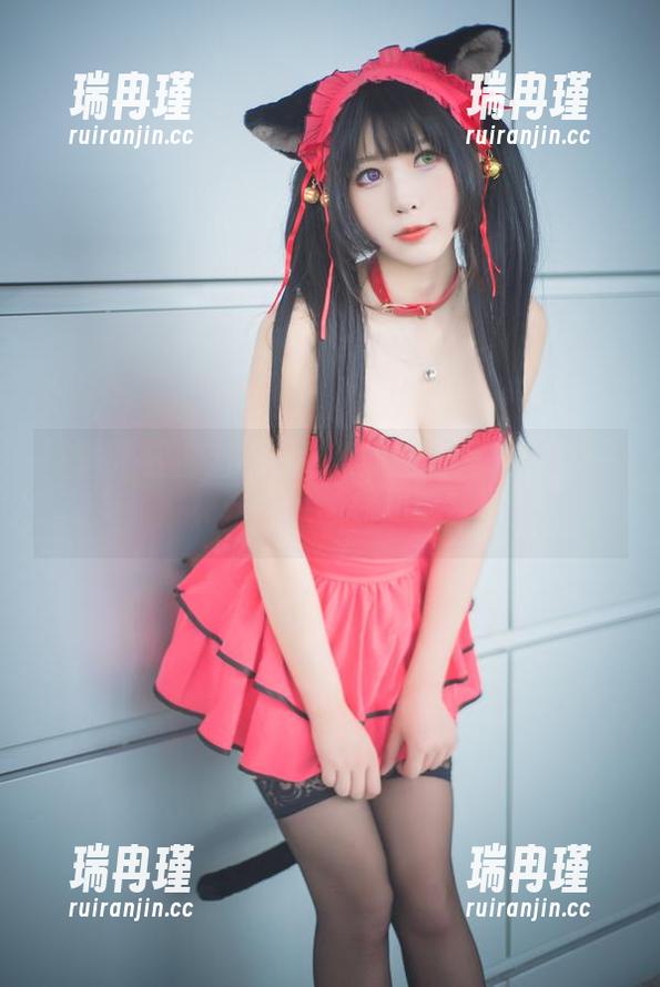 这里是雯粥粥的办公桌，全套写真邀你一起共谋“职场趣事”