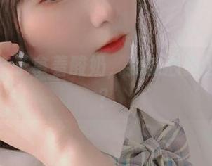 青水百合子拿着酸奶，我的心是否在摇摆？