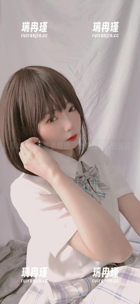 青水百合子拿着酸奶，我的心是否在摇摆？