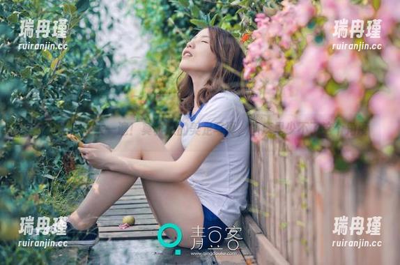 青豆客 - 再来一遍！莫雅淇的美足写真，图库里少不了这个角度