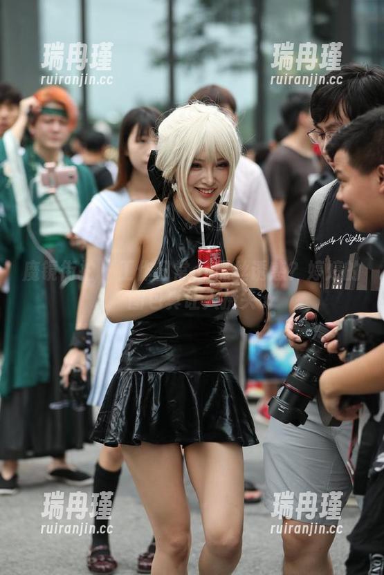 魔镜街拍-婷婷 魔镜街拍 - 工作日常or黑丝诱惑?婷婷的图包真让人挠头