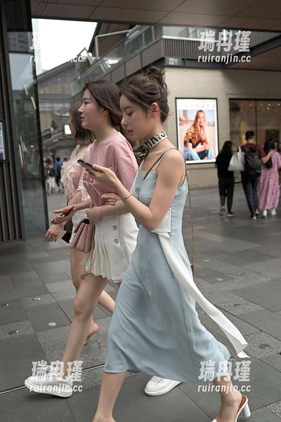 魔镜街拍中的制服包臀裙小姐姐3：在走廊的那抹风韵，快来下载！