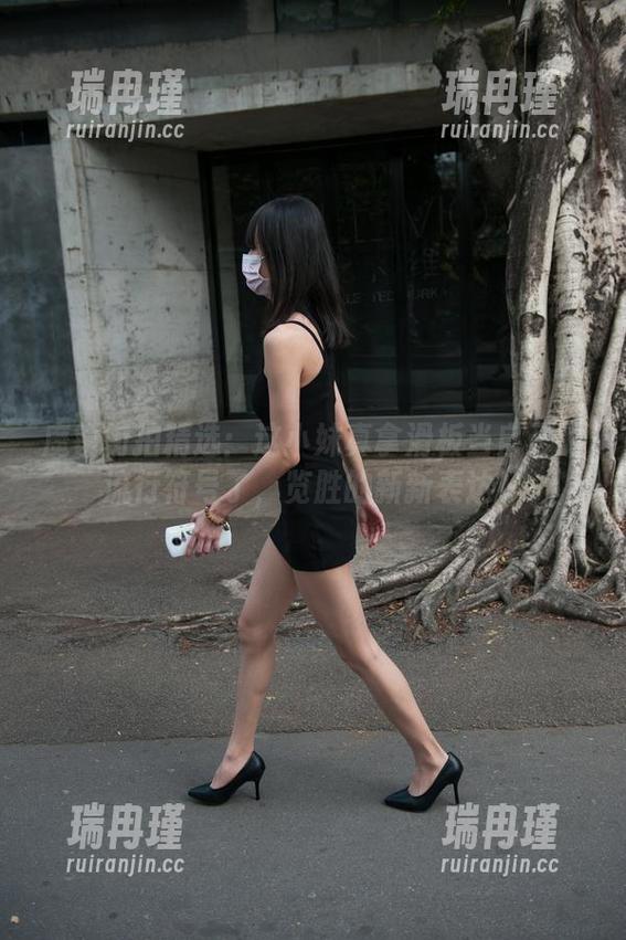 魔镜街拍精选：这小妹真拿滑板当自己的流行符号了，览胜的新新表达！