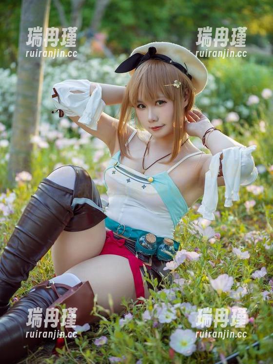 泳池里的麻花麻花酱——这张图片能成为我的朋友圈封面吗？