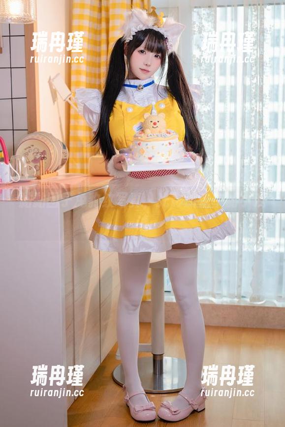 黏黏团子兔豹纹写真，光影游走中的小戏谑